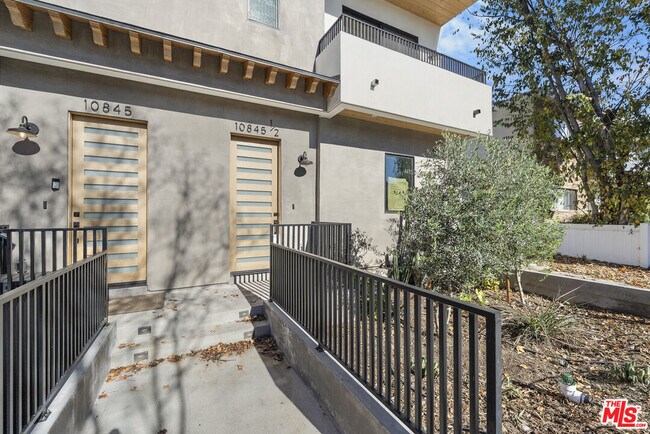 Building Photo - 10845 1/2 Morrison St