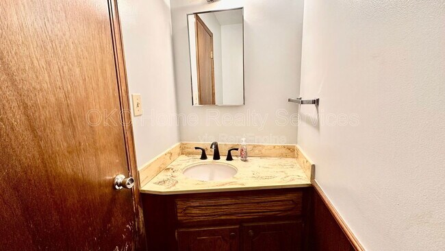 Building Photo - 12109 Camelot Dr