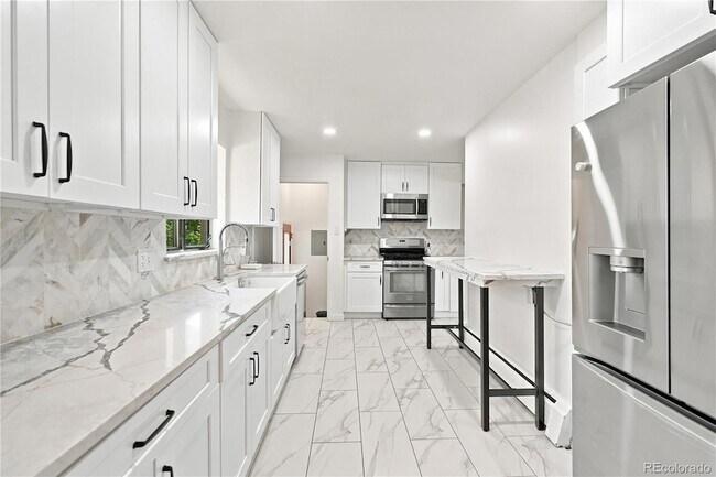 Building Photo - 1631 Xanthia St