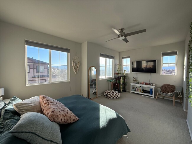 Building Photo - Gorgeous 2 Bed 3 Bath Townhome Right off the Powers Corridor!!