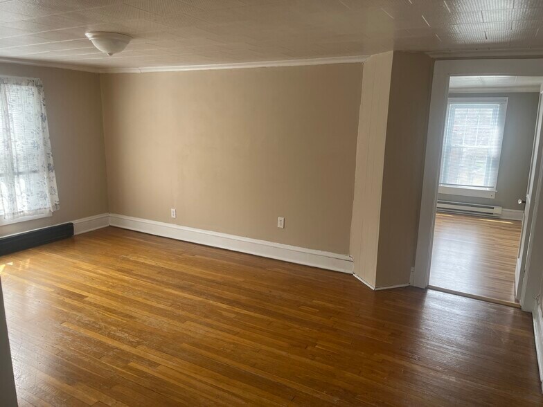 Building Photo - 110 School St