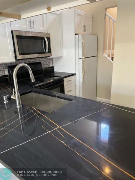 Building Photo - 1068 Coral Club Dr