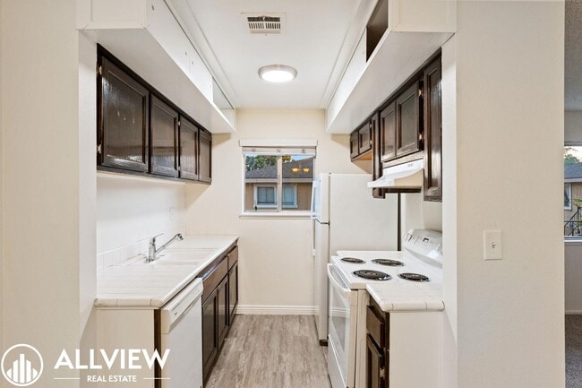 Building Photo - Charming 2-Bedroom Home Steps from Los Rios District