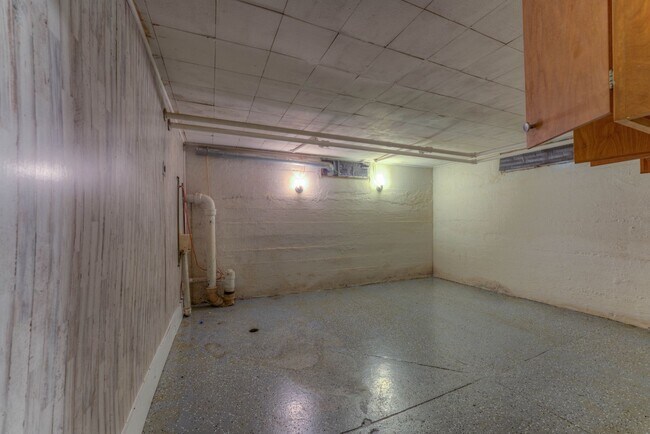 Building Photo - Updated 3 bed/1 bath - walk to Crosstown Concourse