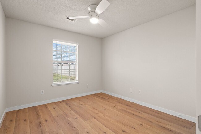 Building Photo - Newly Remodeled Beautiful 3 Bedroom Home