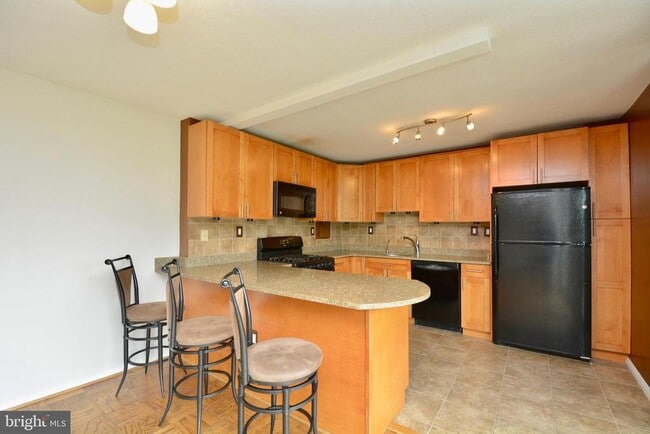 Building Photo - 4600 S Four Mile Run Dr