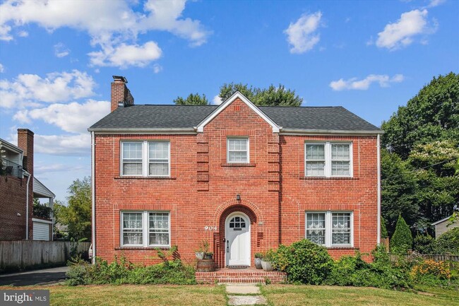 Building Photo - 904 N Ivy St