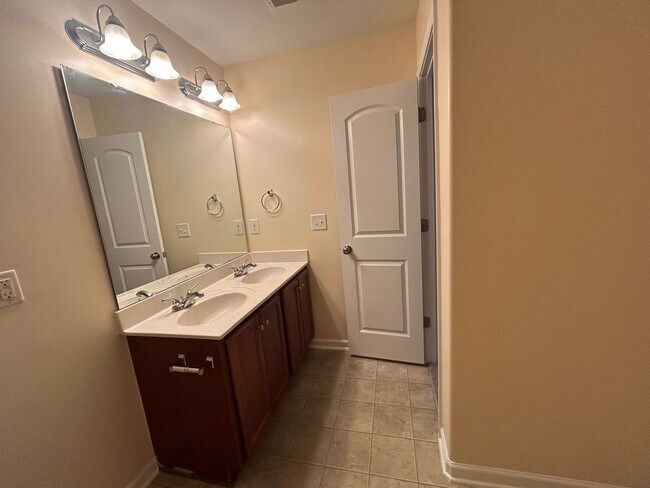 Building Photo - Newer 3BD/2.5 BA home w/ garage in quiet s...