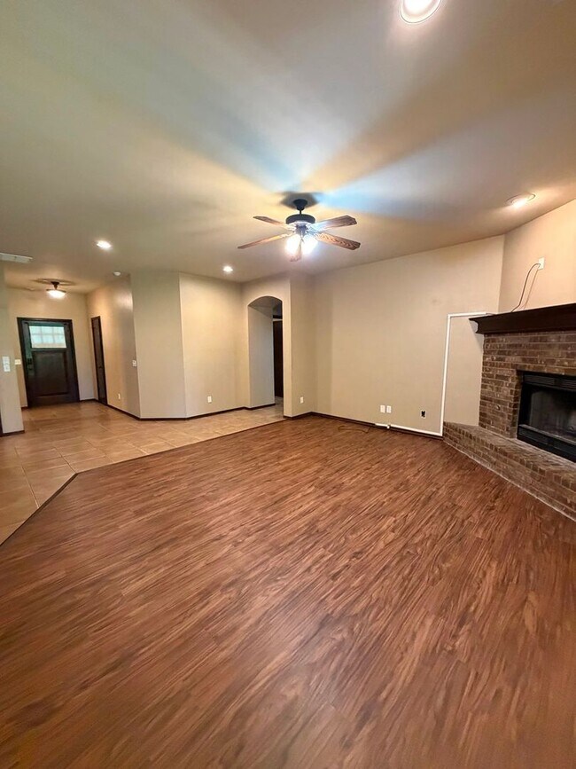 Building Photo - 3 bd/2 ba on Half acre - Edmond Schools