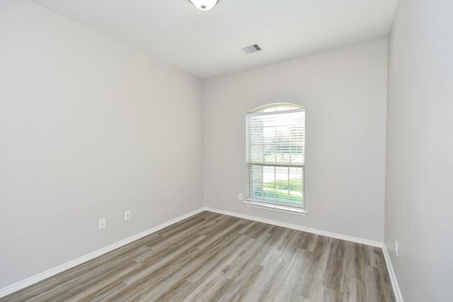 Building Photo - 946 Oak Falls Dr