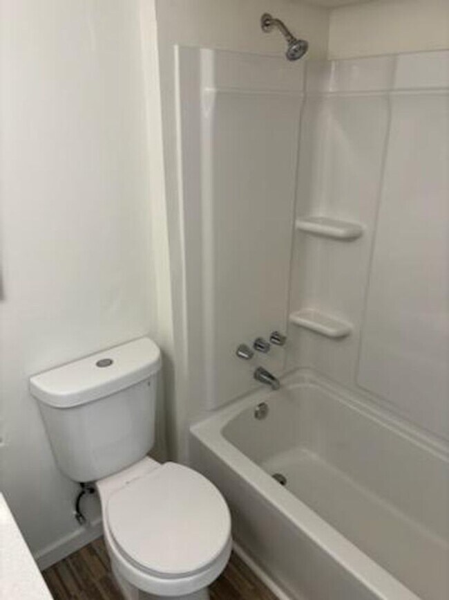 Building Photo - 2 bed 1 Bath in Oildale