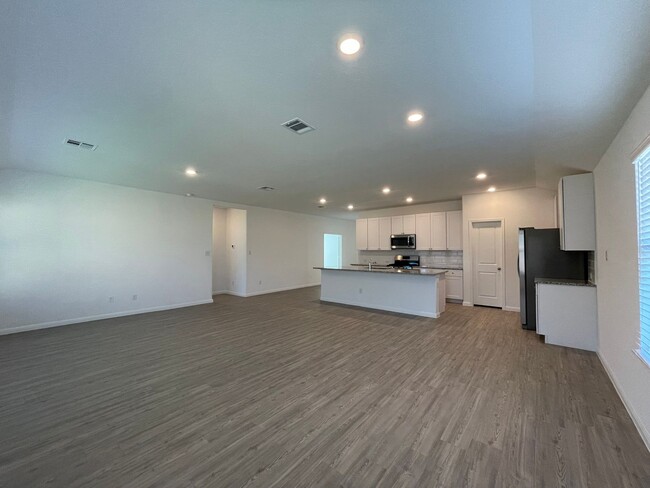 Building Photo - Luxury Vinyl Plank (No Carpet) /  Fridge I...