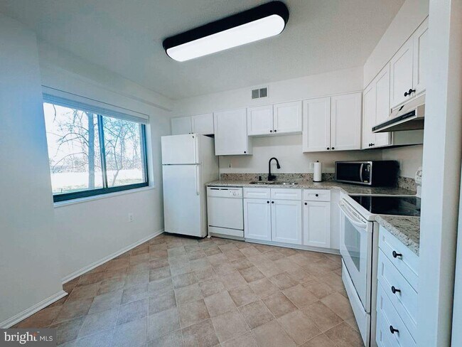 Building Photo - 15100 Interlachen Dr