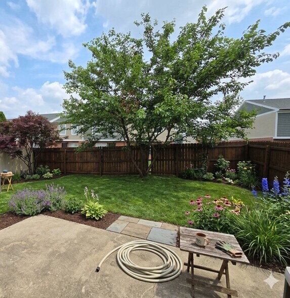 Building Photo - 209 Maryrose Dr