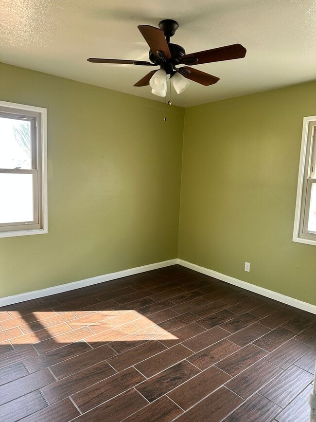 Building Photo - 3 bed with 1 bath - ALL TILE through out home