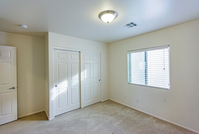 Building Photo - 4 Bedroom home located in Mountain's Edge