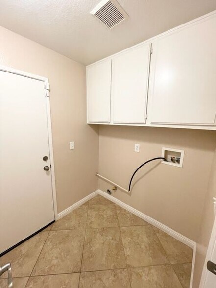 Building Photo - 5220 Holstein St