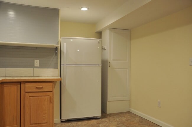 Building Photo - Basement Apartment, 2 bed 1 bath close to Food Trucks on Best