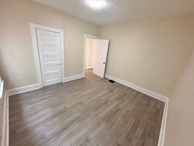 Building Photo - 132 Vernal St