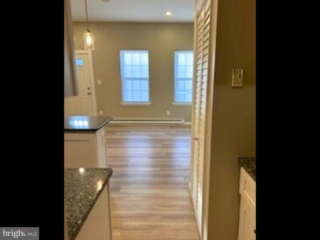 Building Photo - 187 Bridge St