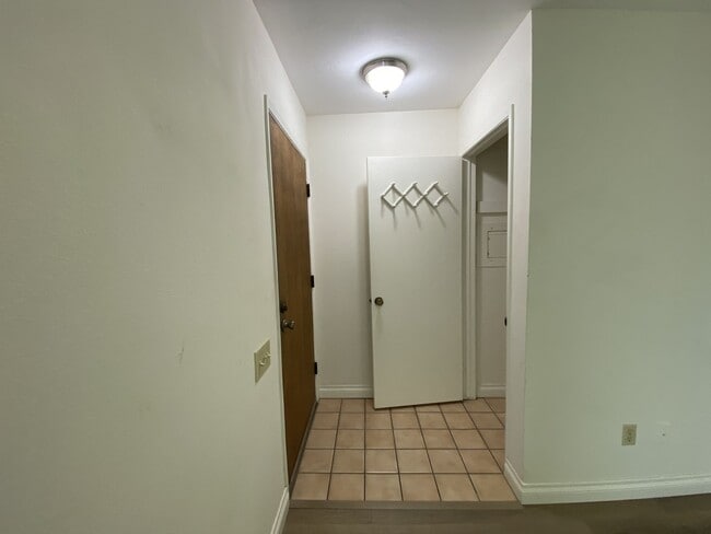 Building Photo - 2+bd/1ba Single Story Duplex Minutes Drive...