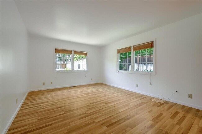 Building Photo - 162 Toyon Rd