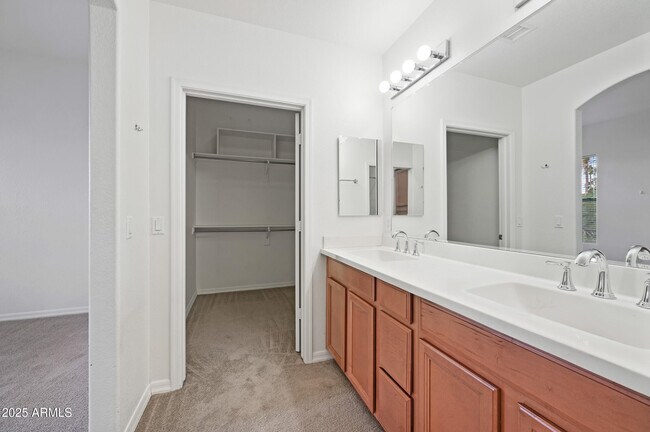 Building Photo - 7027 N Scottsdale Rd
