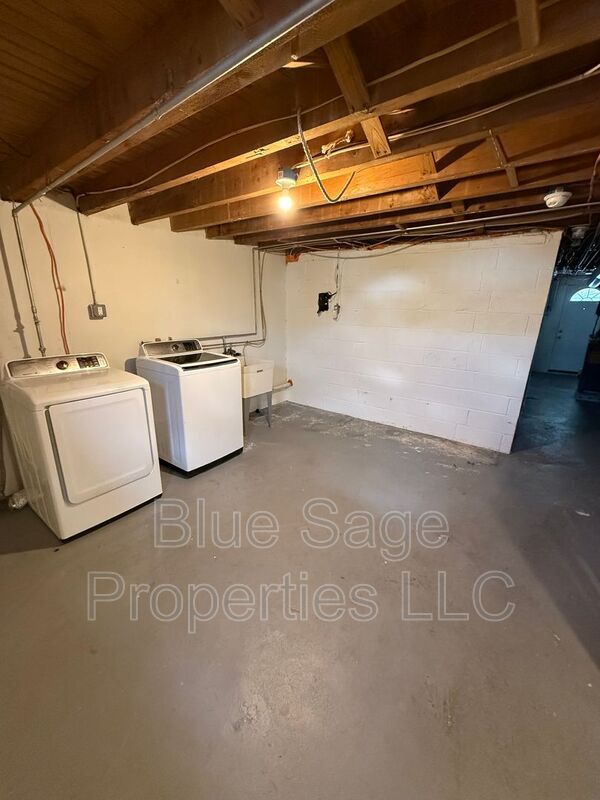 Building Photo - 528 Chester Ave