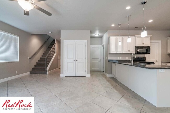 Building Photo - Spacious 4 Bedroom, 2.5 Bathroom Centrally...