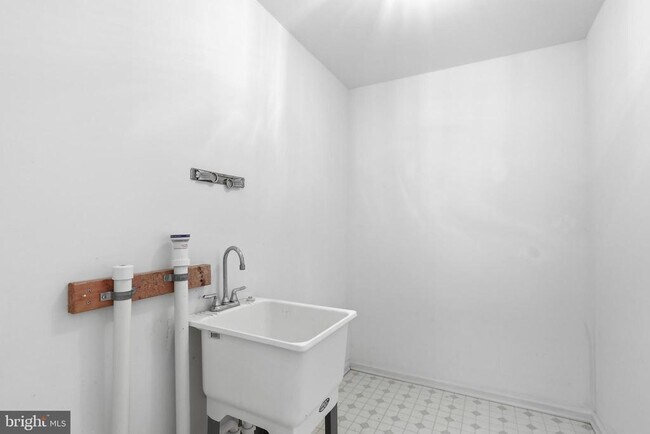 Building Photo - 251 N Caroline Pl