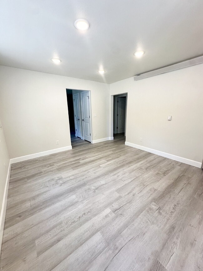 Building Photo - Garden Level Apartment Ready Now!