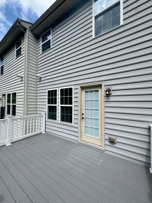 Building Photo - 1302 Dickinson Ct