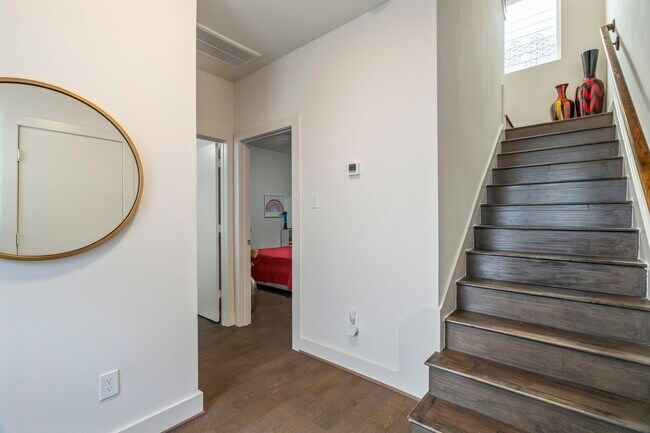 Building Photo - 2210 Lou Ellen Ln