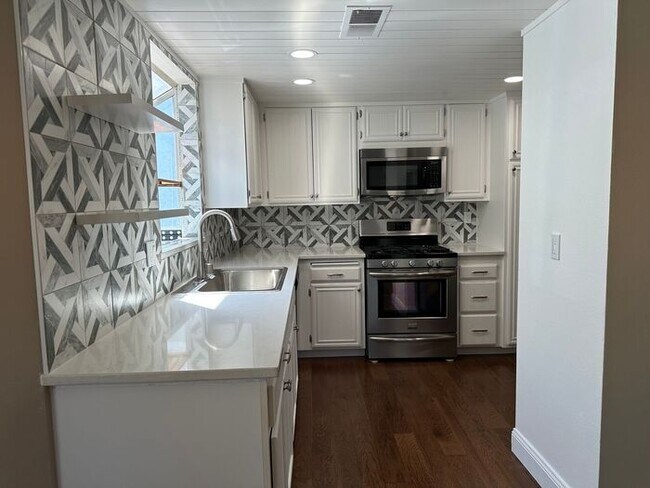 Building Photo - Beautiful 3 + 2 Condo Santa Clarita