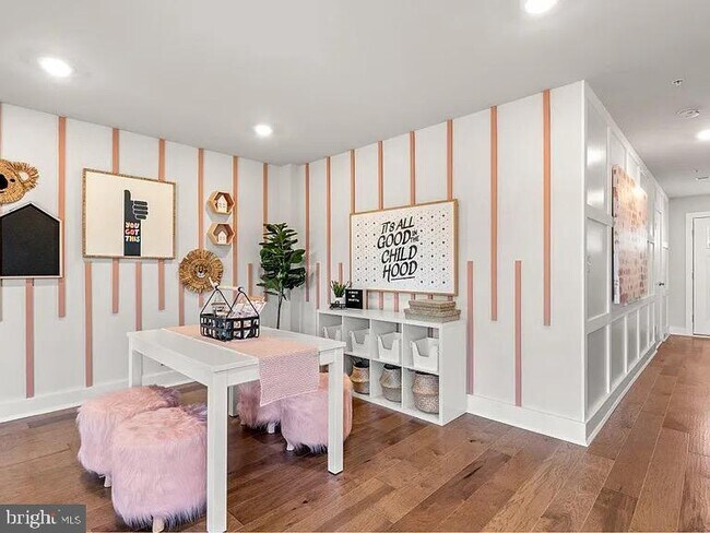 Building Photo - 727 Peony Ln
