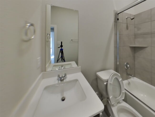 Building Photo - 4930 San Fabiano Ct