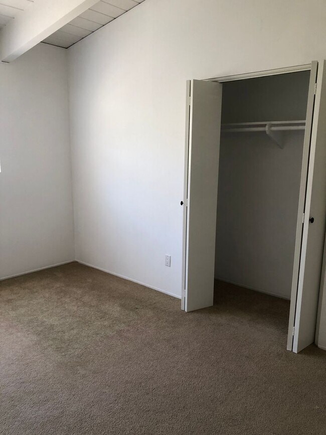 Building Photo - Spacious Single Story 4 bed 2 bath home in Serra Mesa w/2 car garage