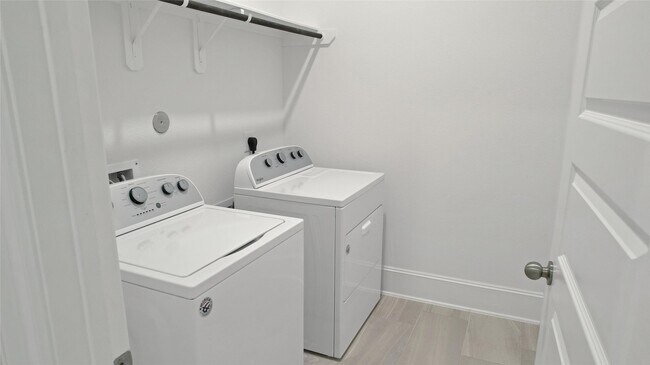 Building Photo - 16807 Hemlock Grove Dr