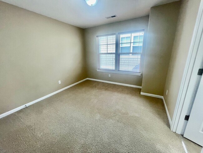 Building Photo - Well Appointed, Open Floor Plan 3-bedroom, 2.5-bathroom home in Beaverton