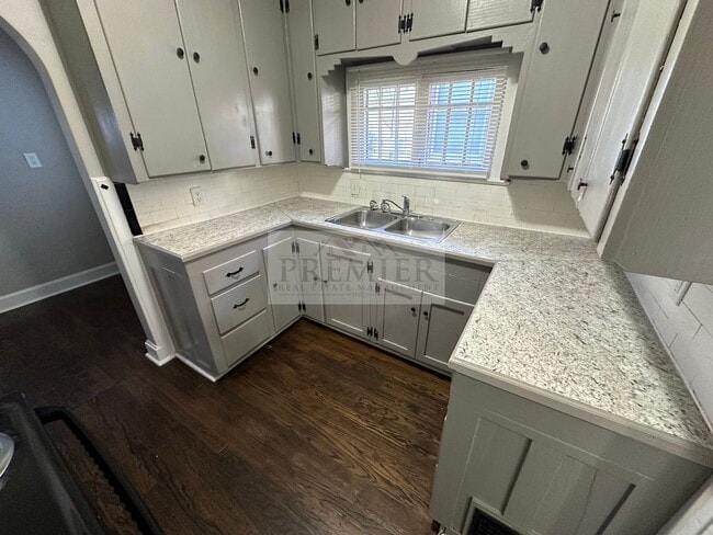 Building Photo - 5830 Tracy Ave