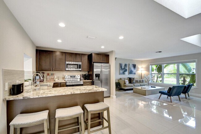 Building Photo - 702 Grove St