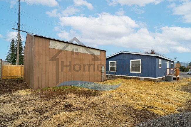 Building Photo - 2 Bedroom 1 Bath Home with Off-Street Park...