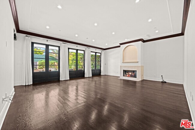 Building Photo - 305 N Palm Dr