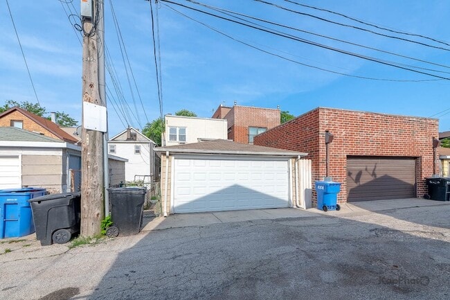 Building Photo - 2821 S Emerald Ave