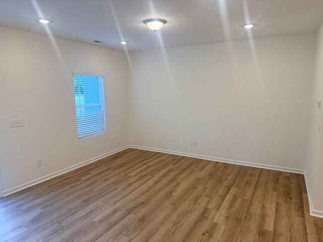 Building Photo - Brand New Townhome in Highland Creek Area!