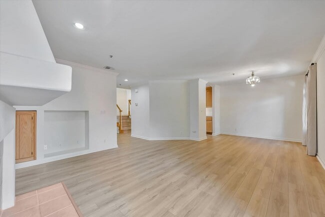 Building Photo - Spacious Townhome in Palo Alto