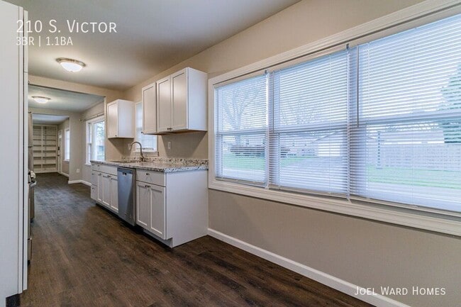 Building Photo - 210 S. Victor-