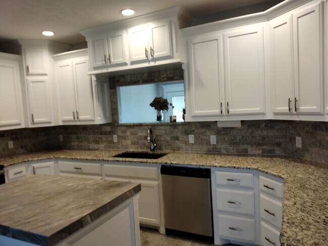 Building Photo - 401 Northeast Mountain Meadow Drive