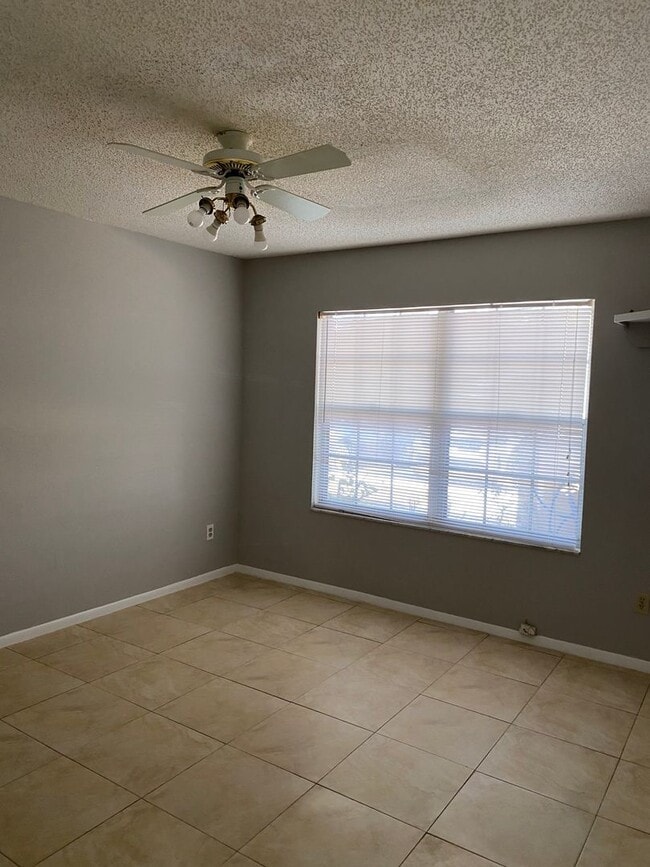 Building Photo - Spacious 3 bedroom, 2 bathrooms multiplex unit. 2 story in Alafaya