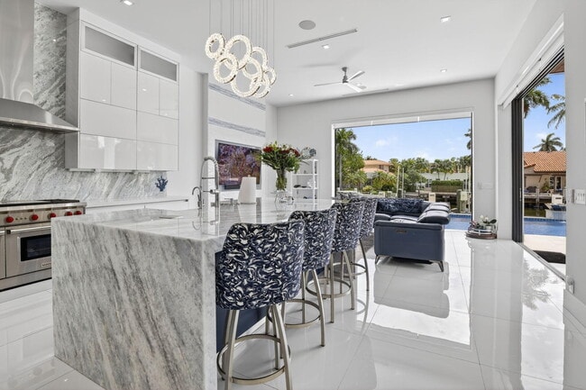 Building Photo - 334 Isle of Capri Dr